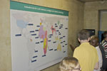 Die Weltkarte in der Ausstellung in Petersprojektion